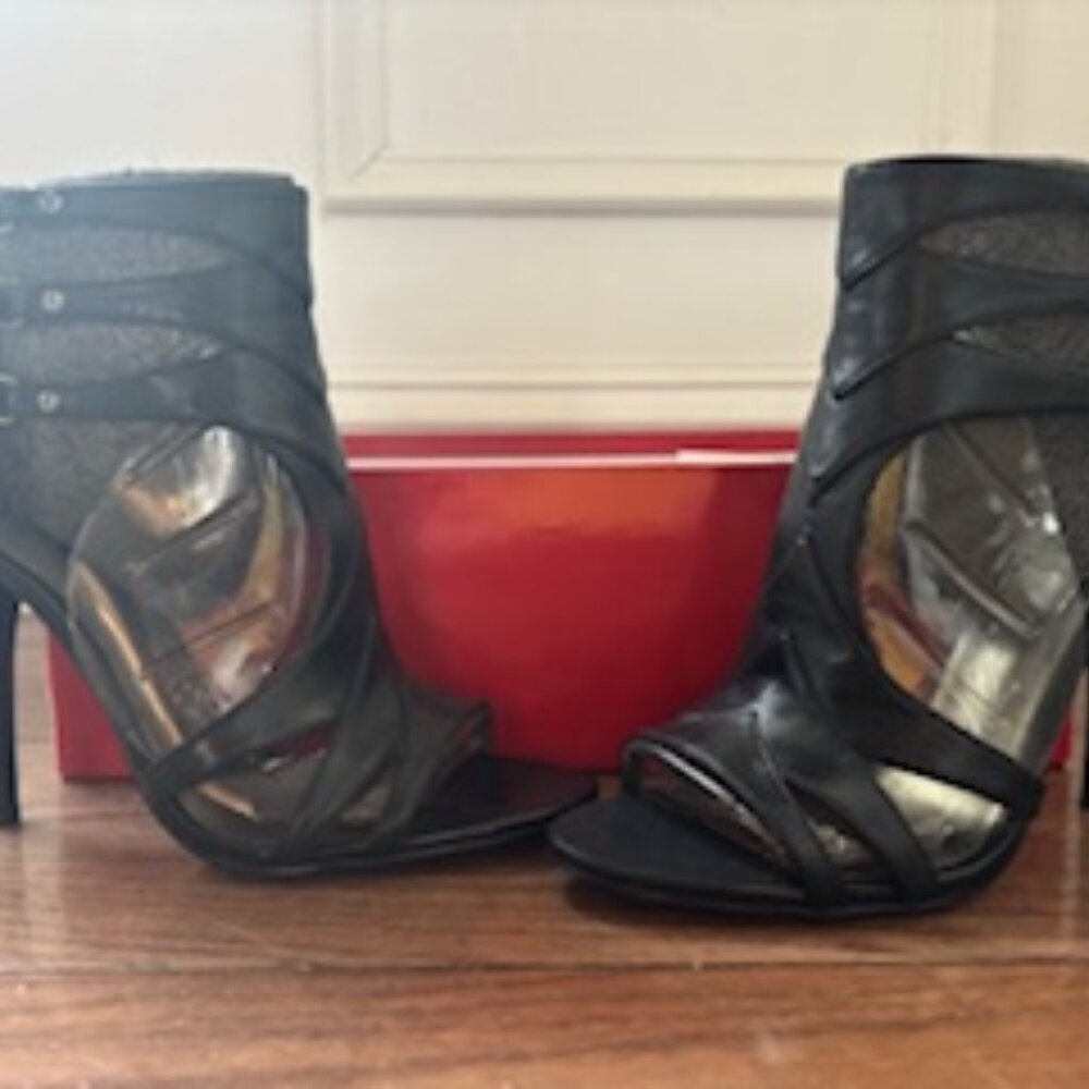 Guess pumps, size 6